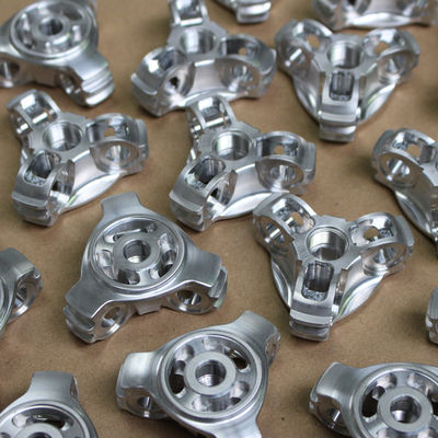 CNC ανοχής 0.01mm μέρη CNC αργιλίου που γυρίζουν επεξεργαμένος ISO9001 επικυρωμένο στη μηχανή
