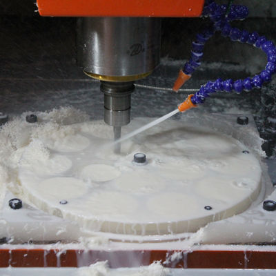 CNC η άλεση που επεξεργάζεται CNC τα πλαστικά μέρη στη μηχανή που στρώνουν με άμμο την επιφάνεια αμμόστρωσης τελειώνει
